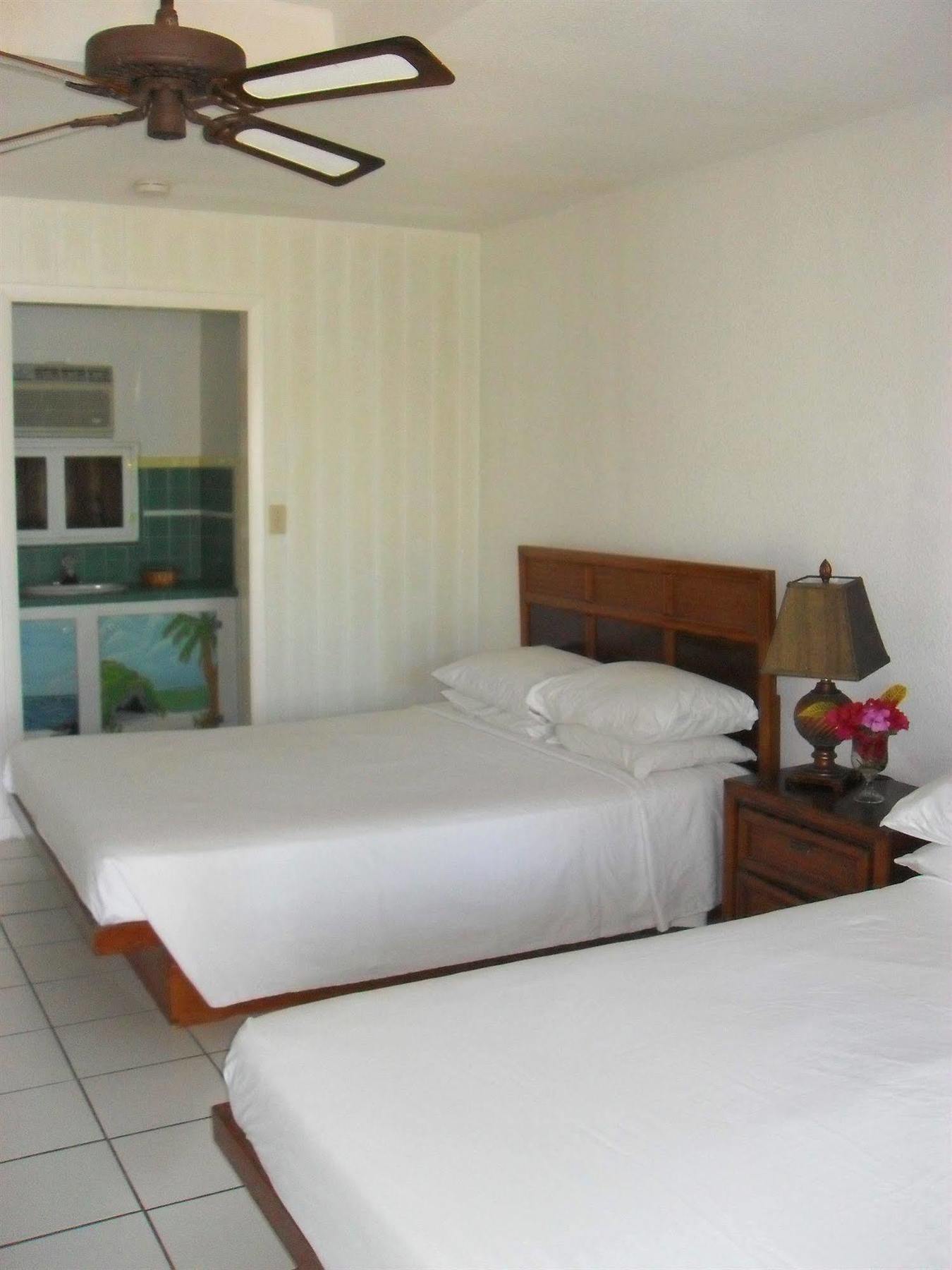 Pelican Beach Hotel Whitby Экстерьер фото