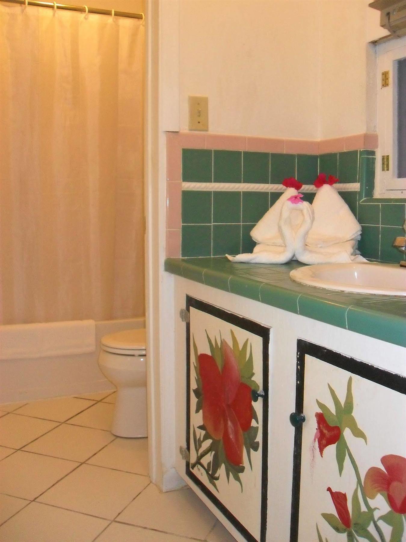 Pelican Beach Hotel Whitby Экстерьер фото
